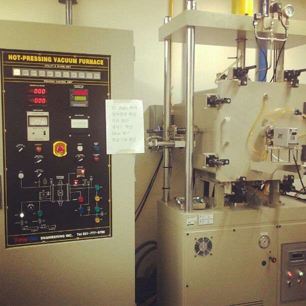 Hot pressing. China Hydraulic Press for Ceramic Electronic. Hot pressing method+ nancomposite.